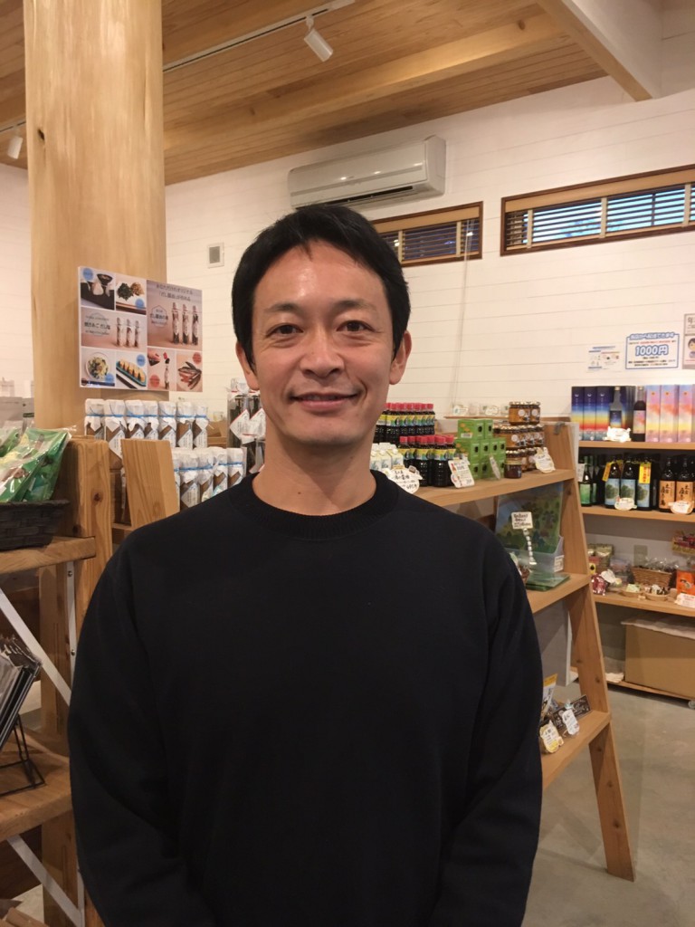 荒木政孝さん / お土産屋「ぷかり堂」オーナー/Masataka Araki / Owner of the gift shop “Pukari-do”