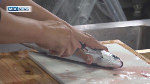 屋久島 漁師らが魚の血抜きを学ぶ講習会